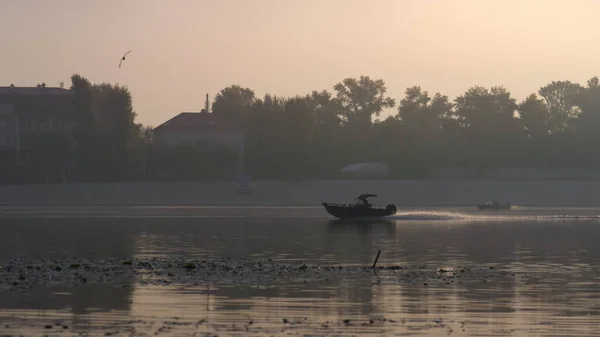 Motoscafo Veloce Galleggiante Calmo Parco Lago Autunno Sera Moderno Cutter — Foto Stock