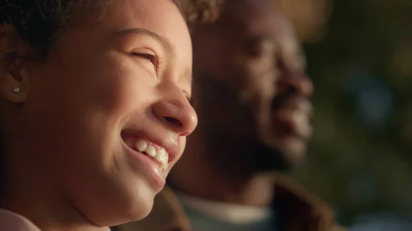 Glimlachend Meisje Portret Staan Met Vader Genieten Van Gouden Avond — Stockfoto