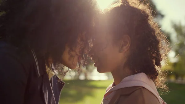 Mère Aimante Touchant Nez Avec Fille Bouclée Rêveuse Soleil Doré — Photo