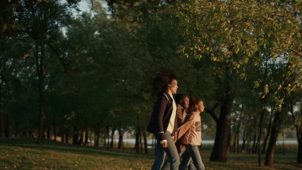 Familienspaziergang Herbstpark Händchen Haltend Goldenen Abendsonnenlicht Fröhlich Afrikanisch Amerikanische Eltern — Stockfoto