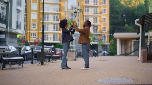 Casal Feliz Tocando Mãos Aprendendo Movimentos Dança Juntos Rua Cidade — Fotografia de Stock