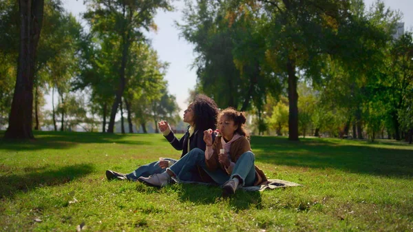 Glada Barn Mamma Har Kul Familjen Picknick Park Färgglada Såpbubblor — Stockfoto