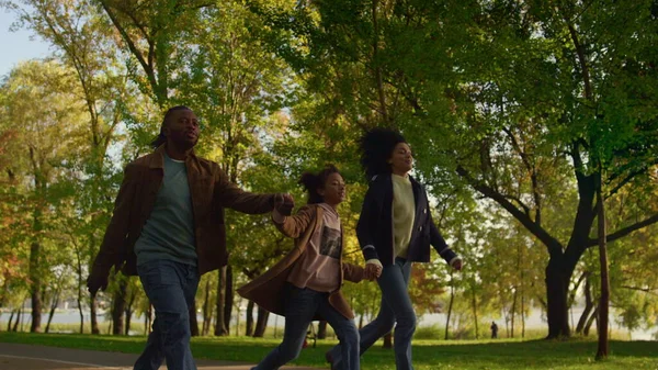 Счастливая Семейная Прогулка Осеннему Парку Держась Руки Заботиться Людях Вместе — стоковое фото