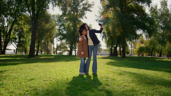 Mãe Sorridente Segurando Telefone Transformando Fazendo Vídeo Selfie Ensolarado Parque — Fotografia de Stock