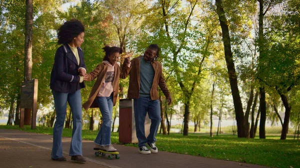 Eltern Bringen Mädchen Das Longboard Fahren Park Bei Unterstützende Familie — Stockfoto