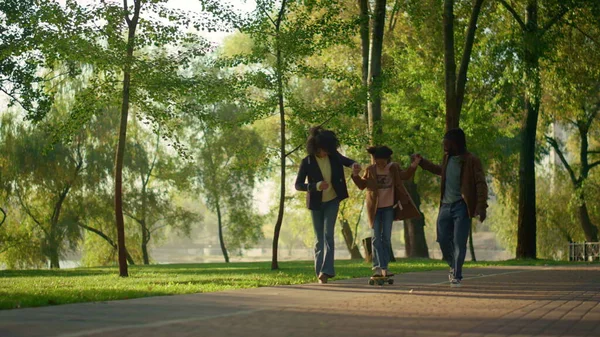 Padres Sosteniendo Patineta Infantil Verde Parque Soleado Cuidar Gente Juntos —  Fotos de Stock