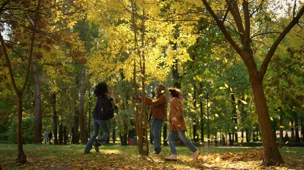 Glücklicher Familienspielpark Unter Fallenden Goldenen Blättern Freizeit Garten Aufgeregt Afrikanisch — Stockfoto