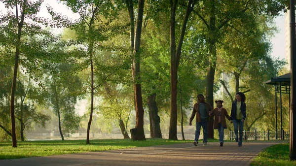 Par Pasos Tomados Mano Hija Jardín Vacío Ciudad Tiempo Libre —  Fotos de Stock