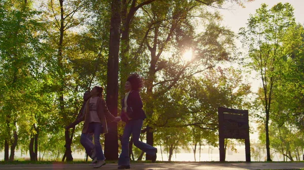 Pais Afro Americanos Mãos Dadas Correm Juntos Pela Passarela Parque — Fotografia de Stock