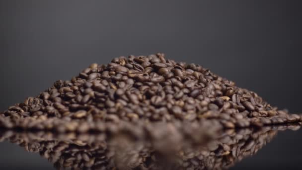 Chicchi Caffè Fondo Mucchio Vicino Grani Caffeina Arrosto Sfondo Scuro — Video Stock