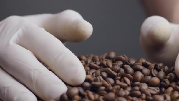 Closeup Handen Nemen Gebrande Koffie Granen Onbekende Man Draagt Witte — Stockvideo