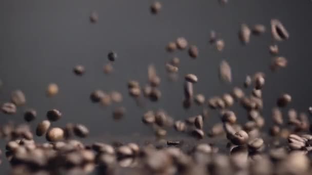 Kahverengi Kahve Taneleri Yakın Planda Yüzeye Sıçrıyor Şafak Vakti Kavrulmuş — Stok video