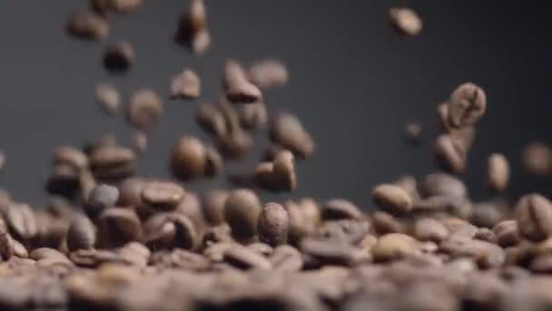 Closeup Koffiebonen Vallen Hoop Aromatische Oogst Bruine Verse Zaden Gieten — Stockvideo