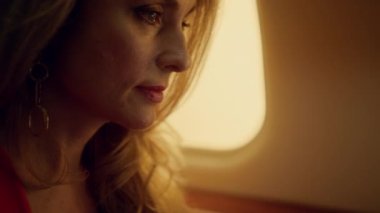 Başarılı bayan şirket gezisinde internette geziniyor. Eller klavyeye yakın çekim yapıyor. Uçak vitrininde çalışan çekici odaklı iş kadını. Düşünceli kadın ceo analiz istatistikleri