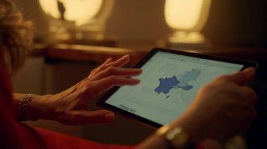 Kapalı eller tablet bilgisayar ekranına dokunuyor. İş kadını uçak üzerinde çalışıyor. Tanımlanamayan mali uzman Ceo seyahat satış istatistiklerini kontrol ediyor. Birinci sınıf yolcu dijital bloknotlardaki verileri analiz eder