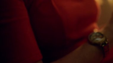 İş kadını pencerenin yakınındaki akıllı telefon ekranına dokundu. Kadın elleri telefonu tutar. Bilinmeyen zengin bayan birinci sınıf jette cep telefonuyla dinleniyor. Çevrimiçi alışveriş yapan zengin yolcu sosyal medyayı kontrol ediyor