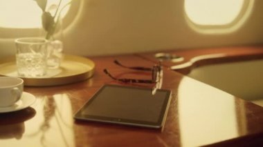 Uçakta cep telefonu kullanan bir iş adamı. Yakın çekim eller uçakta akıllı telefonu tutar. Tanınmayan Afro-Amerikan başarılı şirket sahibi veri analizi haberlerini kontrol ediyor. Zengin yaşam tarzı konsepti.