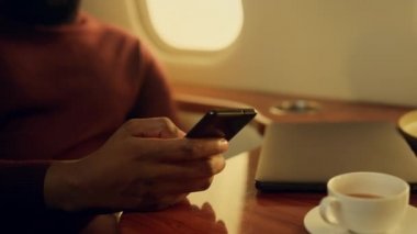 Özel jet kapanışında cep telefonu kullanan bir adam. Gülümseyen sakallı adam şirket gezisinde cep telefonuyla el ele tutuşuyor. Afrikalı Amerikalı sosyal medyayı kontrol ediyor. İnternette mesajlaşan mutlu yolcu sohbetleri.