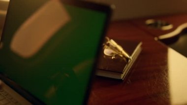 Lüks uçaklarda krom anahtar dizüstü bilgisayar. Model cihazını kullanan yolcu. Uçak penceresinde yeşil ekran bilgisayar izleyen tanınmamış bir kadın. İş seyahatinde çalışan varlıklı bir iş kadını