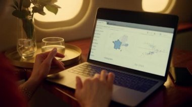 İşletme müdürü dizüstü bilgisayardaki çizelgeleri analiz ediyor. Yakından ellerin pede değsin. Şirket bilgisayarı üzerinde çalışan tanınmamış yolcu yolcu finans analisti. Birinci sınıfta başarılı bir CEO seyahati.