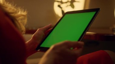 Uçak yolcusu elinde tablet maketini tutuyor. İnternetten internet alışverişi yapan bir kadın birinci sınıf uçuşunda. Tanınmayan iş kadını krom anahtar dijital ped kullanıyor. İş seyahati kavramı.