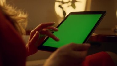 Yolcu özel jette yeşil tablet kullanıyor. Eller kroma tuş takımını yakın çekim için kaydırır. Tanımlanamayan iş kadını yöneticisi şirket raporlarını kontrol ediyor. Uçakta internetten alışveriş yapan kadınlar.