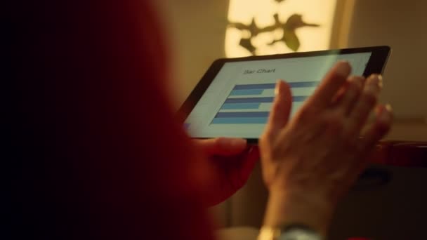 Εταιρική Διευθυντής Περιήγηση Διαγράμματα Tablet Στο Αεροπλάνο Χέρια Αγγίζουν Μαξιλάρι — Αρχείο Βίντεο
