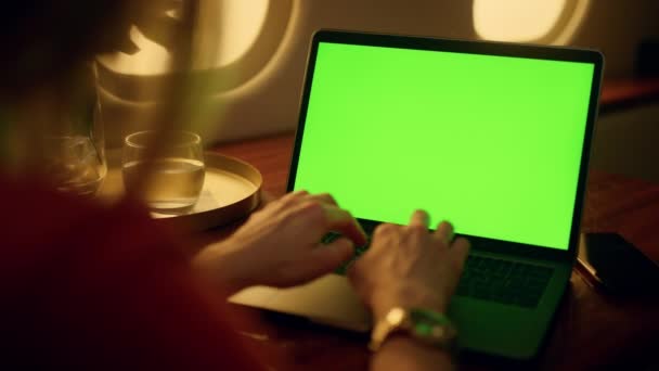 Handen Typen Groene Laptop Close Vliegtuig Passagier Rust Surfen Internet — Stockvideo