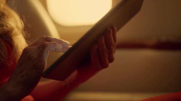 Uçak Penceresinde Tablet Tutan Başarılı Kadın Elle Dokunmatik Ekranı Kapat — Stok video