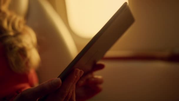 Mulher Assistindo Tela Tablet Verde Viagem Avião Mãos Segurar Fecho — Vídeo de Stock