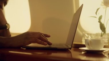 Kapanış işi, uçaktaki laptop grafikleri. Başarılı analistler veri satış istatistiklerini yazarlar. Bilinmeyen Afro-Amerikan bir adam şirket projesi üzerinde çalışıyor. Profesyonel iş seyahati.