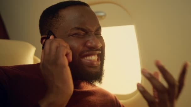 Χαρούμενος Άντρας Καλεί Φίλο Κοντινό Πλάνο Αεροπλάνου Χαρούμενη Αφροαμερικάνικη Συμφωνία — Αρχείο Βίντεο