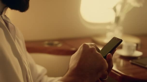 Yeşil Cep Telefonunu Elinde Tutan Yolcular Yakın Çekimde Lüks Jetindeki — Stok video