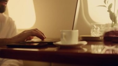 Uçak gezisinde klavye yazan yakın el. Lüks birinci sınıf bir jette çalışan zengin bir yönetici. Tanımlanamayan milyoner sörf sitesi uzak işyerinin tadını çıkarıyor. Zengin yaşam tarzı