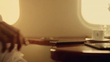 Kendine güvenen iş adamı cep telefonuna mesaj atıyor. Yakından akıllı telefon alan eller. Adam internette lüks bir iş gezisinde sohbet ediyor. Zengin bir Arap cep telefonu kontrol mailini kullanıyor. Gülümseyen Şeyh görünümlü ekran