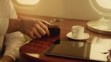 Arap işadamı özel jette telefonla konuşuyor. Yakından cep telefonu seçiyorum. Yolcu vitrindeki mobil sohbetin tadını çıkarsın. Başarılı Müslüman adam iş ortağı olarak seyahate çıkıyor.