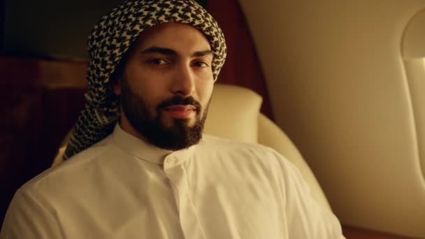 Araber Reisen Businessjet Großaufnahme Lächelnder Geschäftsmann Posiert Muslimischen Outfit Flugzeugfenster — Stockvideo