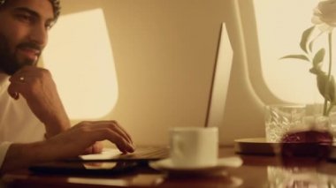 Düşünen kişi uçak penceresinde dizüstü bilgisayara bakıyor. Başarılı bir Arap dokunmatik pisti lüks jeti. Yakışıklı şirket sahibi, çek satış istatistiklerini yazıyor. Zengin yolcu internette sohbet etmekten hoşlanıyor