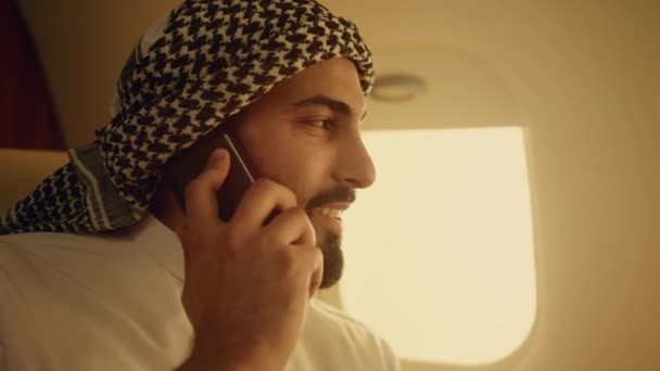 Арабский Бизнесмен Говорит Мобильном Телефоне Самолете Крупным Планом Уверенный Себе — стоковое видео