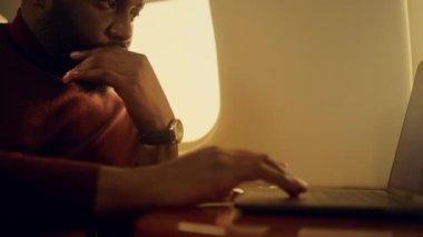 Stresli yönetici dizüstü bilgisayarı kontrol ediyor. Odaklanmış Afro-Amerikan dokunmatik rampası iş stratejisi üzerinde çalışıyor. Bilgisayarda sörf yapan ciddi bir CEO analisti. Birinci sınıf zengin girişimci. 