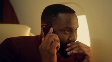 İş seyahatinde başarılı bir CEO 'ydu. Birinci sınıfta uçan sakallı yolcu. Zengin Afrikalı Amerikalı adam şirket sonuçlarını partneriyle tartışıyor. Neşeli adam cep telefonuyla konuşuyor..