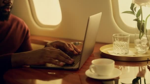 Tersenyum Pria Chatting Laptop Jendela Pesawat Menutup Happy Penumpang Mengetik — Stok Video