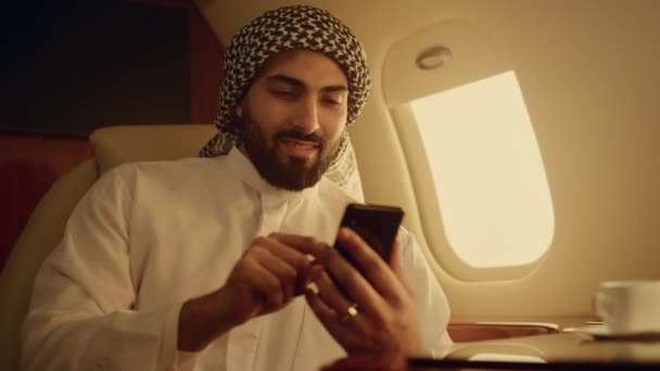Bogaty Człowiek Patrzący Smartfona Bliska Uśmiechnięty Arabski Dotykający Ekranu Wpisując — Wideo stockowe