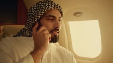 Profesyonel adam cep telefonunu kapatmayı tartışıyor. Ciddi bir iş adamı şirket gezisi üzerinde çalışıyor. Zengin Arap yönetici birinci sınıf kabin ortağı konuşuyor. Başarılı petrol şirketi sahibi kavramı