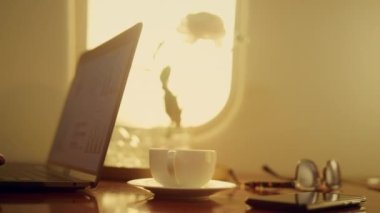 Uçakta bilgisayarda çalışan düşünceli bir adam. Stresli CEO, özel jetteki satış istatistiklerini kontrol etmeyi düşünüyor. Odaklanmış Afro-Amerikan çizelgeleri. Başarılı profesyonel konsept