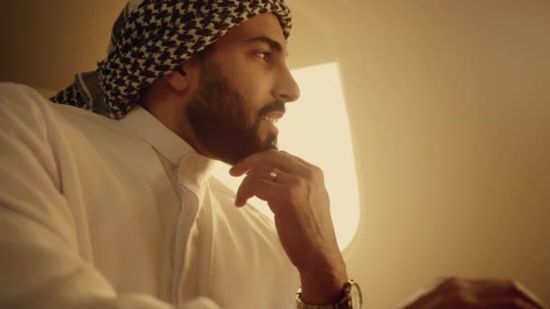 Власник Бізнесу Який Вводить Ноутбук Подорож Крупним Планом Мислення Арабської — стокове відео