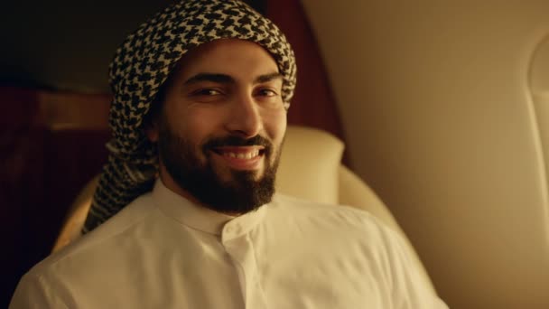 Улыбающийся Арабик Позирует Окна Самолёта Счастливый Бизнесмен Путешествует Роскошь Первого — стоковое видео