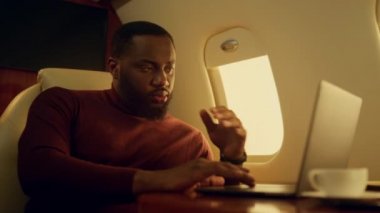 Odaklanmış girişimci görünümlü ekran yakın çekim. İş adamı sorunları değerlendiriyor. Düşünceli Afro-Amerikan iş jetindeki şirket raporlarını kontrol ediyor. Dolu sakallı yolcu tarama ağı.