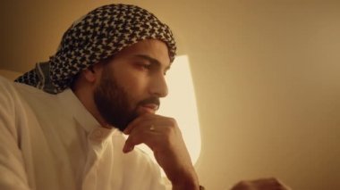 İş seyahatinde düşünceli CEO çözme sorunu. Odaklanmış Arap daktilo bilgisayarı çalışıyor. İş adamı e-postayı kontrol ediyor. Gülümseyen başarılı adam internette sohbet ediyor.