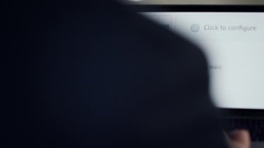 Uçak yolculuğunda dizüstü bilgisayar ekran grafikleri. Varlıklı CEO istatistik şirketi şemasını kontrol ediyor. Mali büyümeyi analiz eden bilgisayarlı daktilo yazan tanınmamış iş adamı. İş uzmanı konsepti.